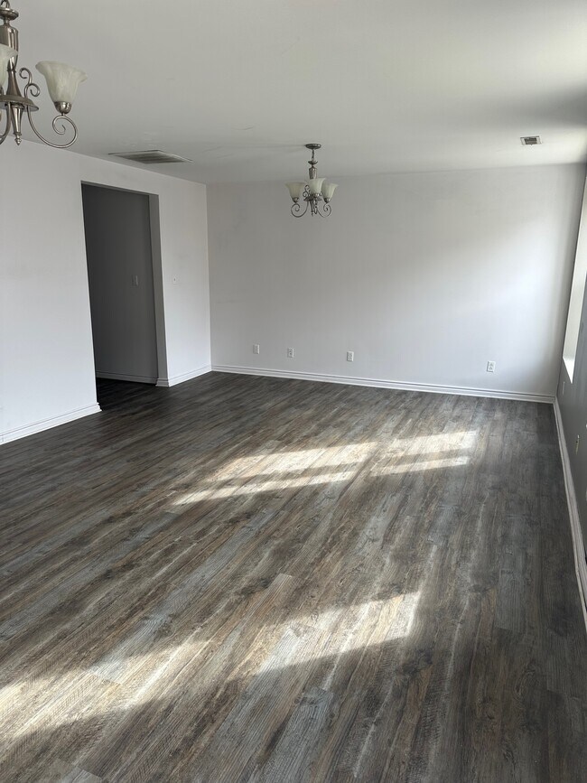 Building Photo - 1323 Winchester Ave