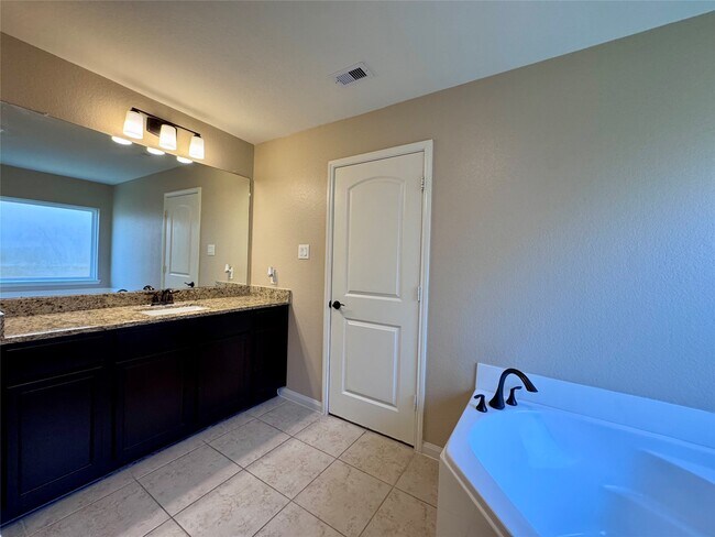 Building Photo - 21323 Echo Manor Dr