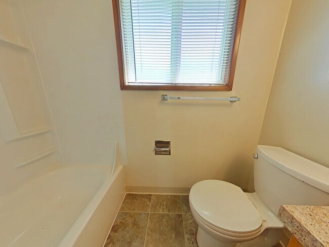 Building Photo - 2 Bedroom Duplex ~ Close to 9th Street ~ P...