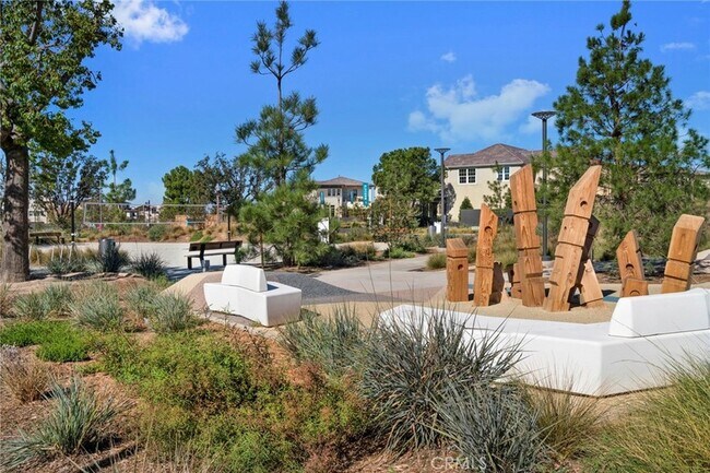 Building Photo - 124 Sculpture