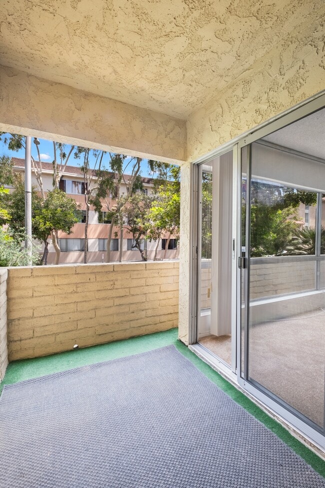 Building Photo - 5600 Kensington Way