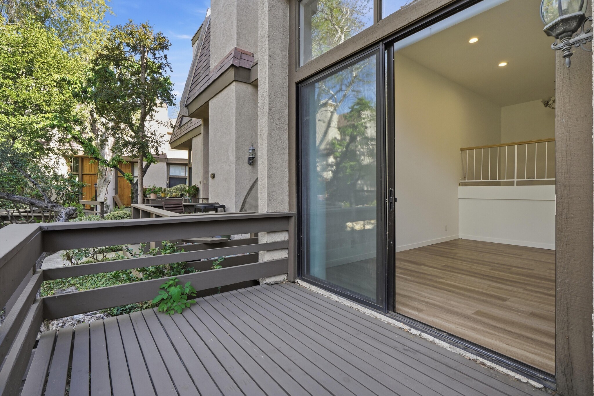 Building Photo - 9000 Vanalden Ave