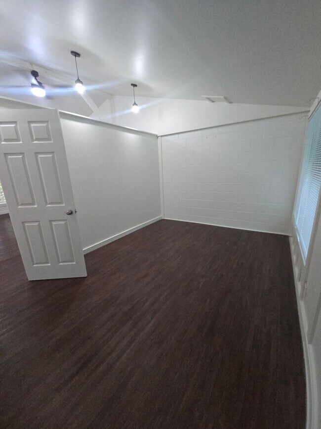Building Photo - 1 bedroom with office and full bathroom