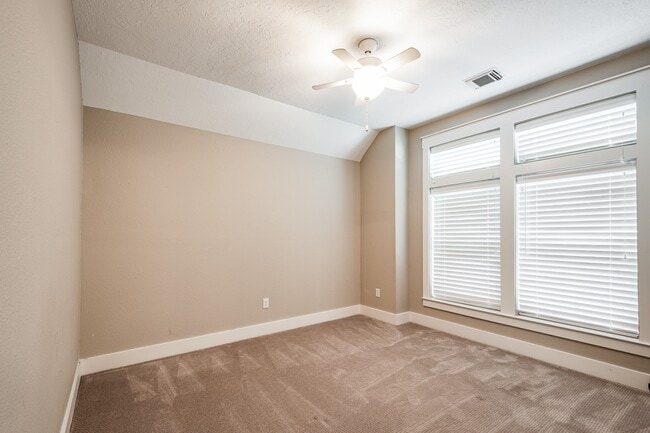 Building Photo - 2506 S Strathford Ln