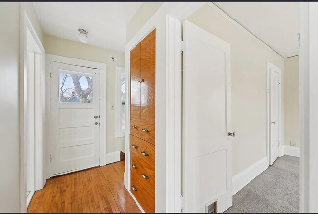 Building Photo - 661 Surrey Ave