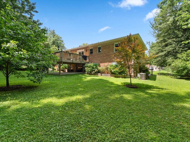 Building Photo - "Stunning 4-Bed Oasis with Granite Eleganc...