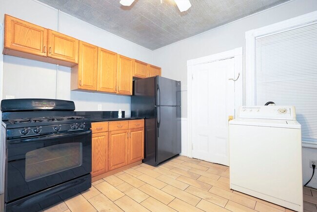 Building Photo - 117 Medford St