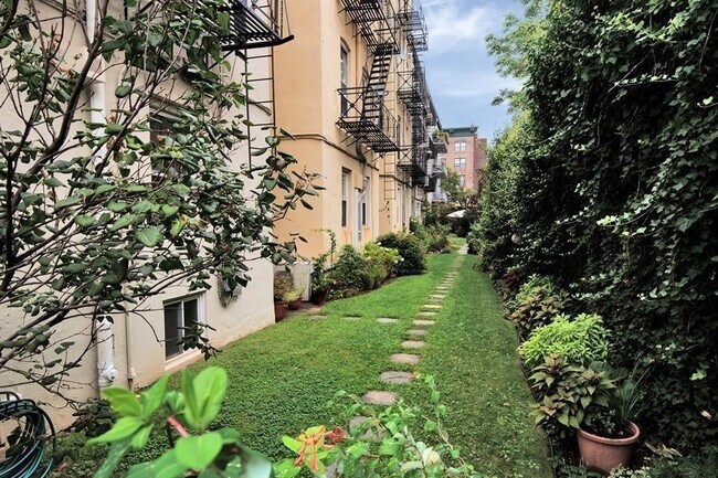 Building Photo - 205 14th St