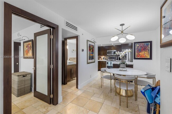 Building Photo - 2625 Collins Ave