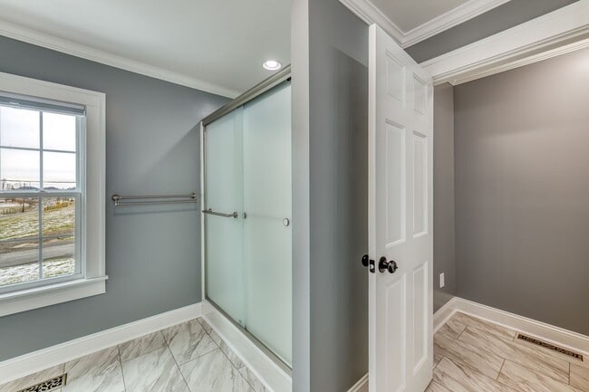 Building Photo - 5 Bedroom / 3.5 Bath Home Blountville, TN