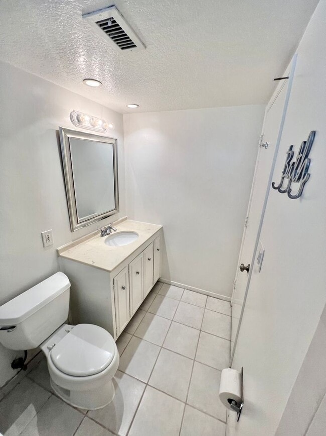 Building Photo - Spacious 3BR Single-Story Residence | Central Air, Fireplace, Private Backyard Retreat