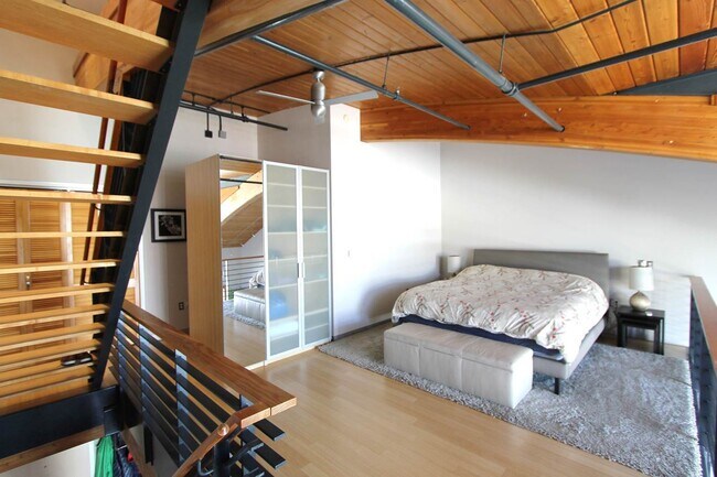 Building Photo - Rare Loft Style Condo, Huge Windows, High Ceilings, 1.5BR/2BA/3 Stories, Perfect Location!