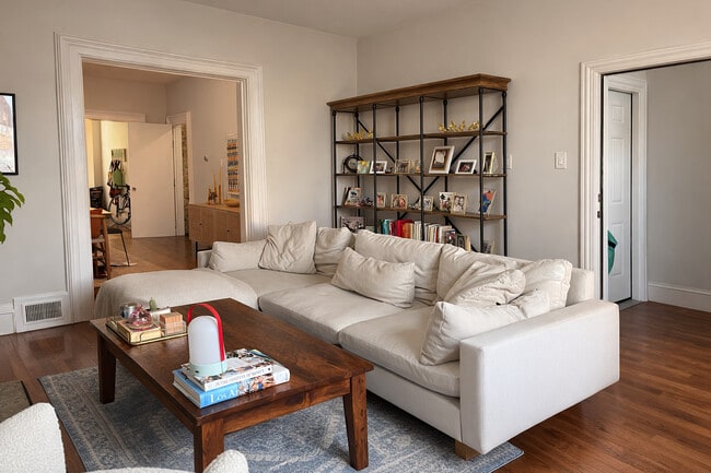 Building Photo - 2035 W Evergreen Ave