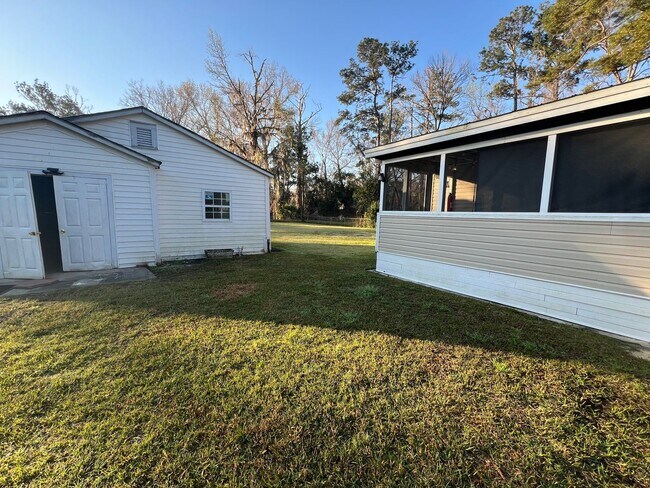 Building Photo - Southern Charm