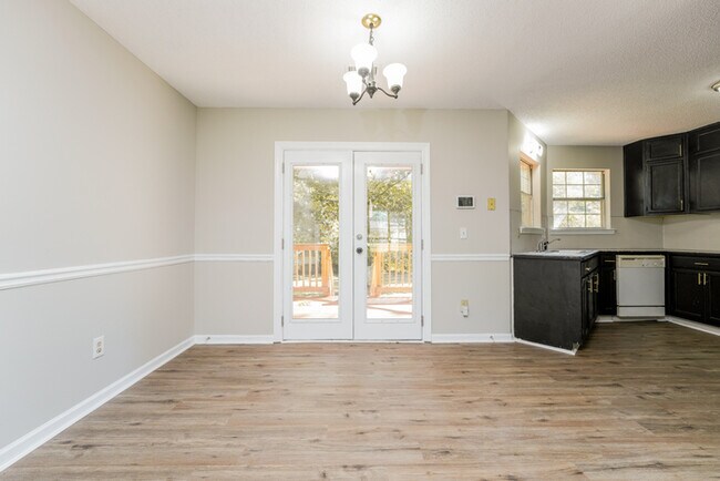 Building Photo - Fantastic 3bd/2ba home! Coming soon!