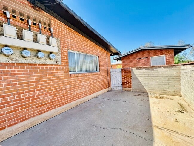 Building Photo - 1/2 Off First Full Month's Rent! Open Layo...