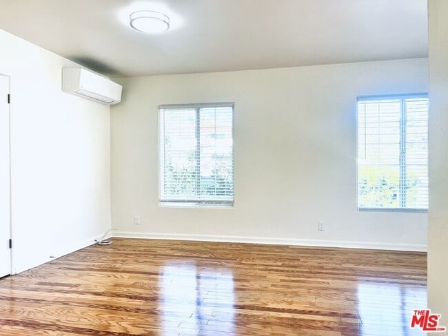 Building Photo - 2401 Beachwood Dr