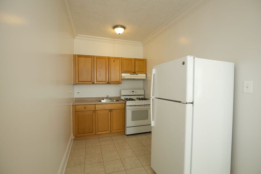 Building Photo - 2704 N Sawyer Ave