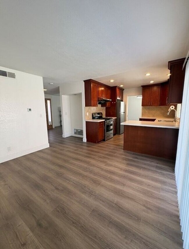 Building Photo - 514 Avenida Presidio