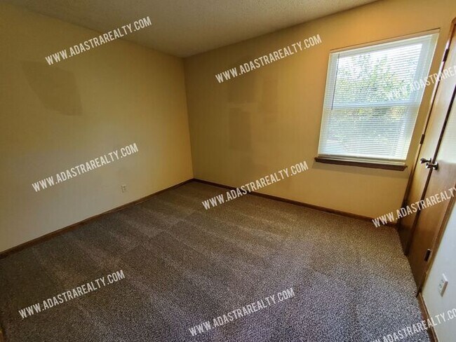 Building Photo - Spacious Duplex in Blue Valley-Available N...