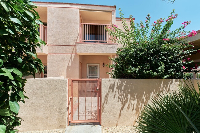 Building Photo - 401 E Vista Chino
