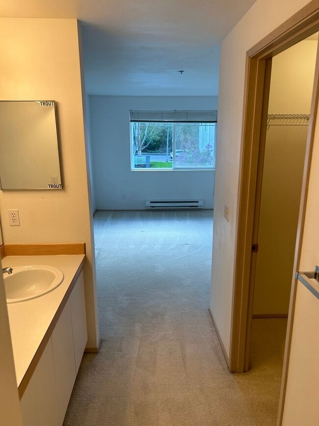 Building Photo - 2 Bed, 2 bath Condo w/garage in West Bay at The Lakes in Kent, $2550/mo.