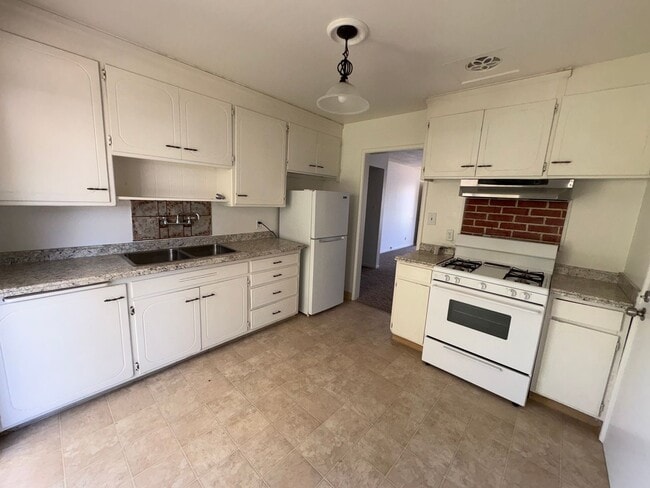 Building Photo - 324 Cottonwood St