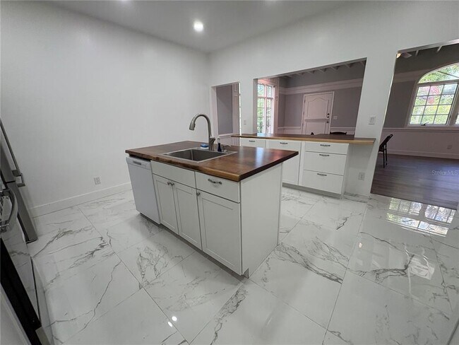 Building Photo - 976 SW Hamlet Cir