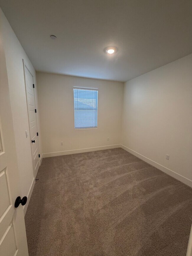 Building Photo - 4021 W Sunnyview Ave