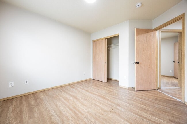 Building Photo - 5Bed/2.5 Bath home available in SE Portland