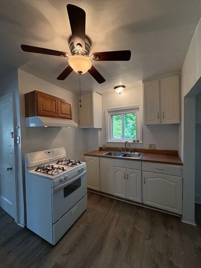 Building Photo - Four bedroom two bathroom home for rent
