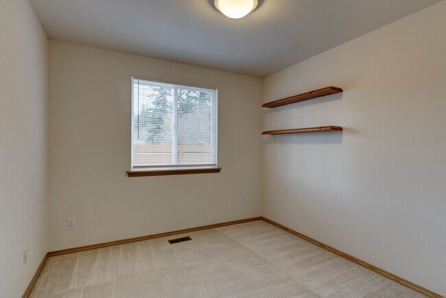 Building Photo - 3 Bedroom 2 Bathroom Home Near Fort Nugent Park!