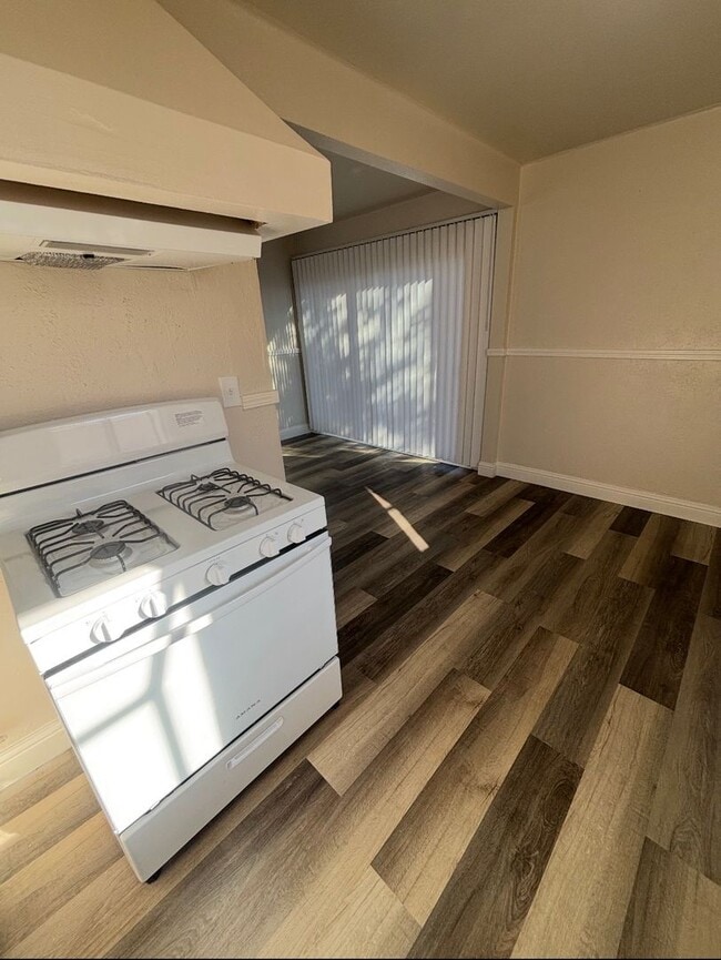 Building Photo - APPLY NOW FOR THIS 3 BEDROOM HOME!!