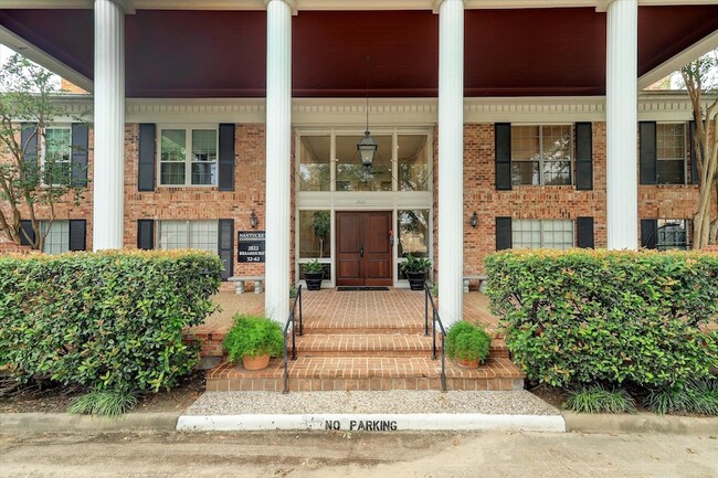 Building Photo - 2824 Briarhurst Dr