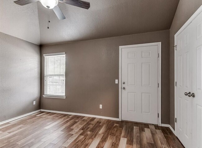 Building Photo - Charming 3 Bedroom Home in Yukon with Modern Updates