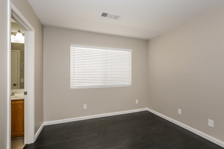 Building Photo - 5005 Glittering Star Ct