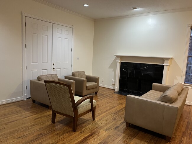 Building Photo - 6855 Bellgreen Dr