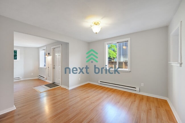 Building Photo - "Charming 2-Bed Retreat in Seattle's Heart – Cozy 840 Sq Ft Haven on 14th Ave West!"