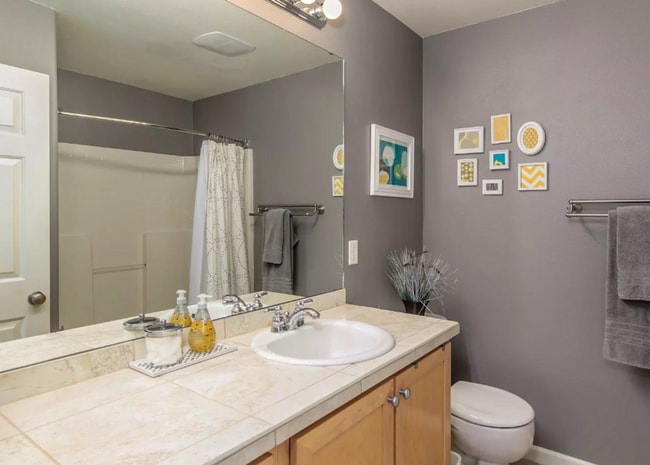 Building Photo - Gorgeous Murrayhill Town Home in a communi...