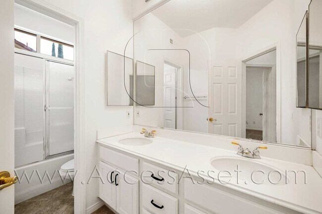 Building Photo - Huge 5 Bed/ 3.5 Bath Home In Desirable Gated Rancho Madera community In Temecula!