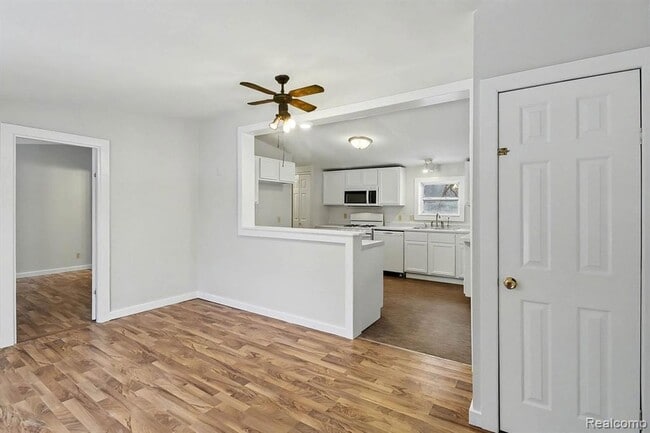 Building Photo - 1295 W Cook Rd