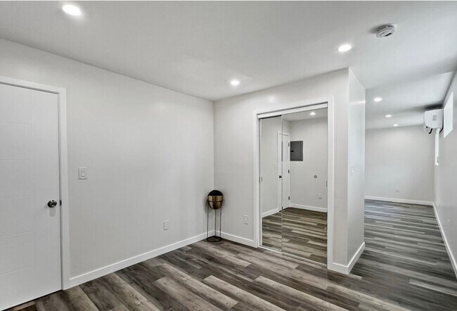 Building Photo - Peaceful 1 Bedroom Garden-Level Apartment ...
