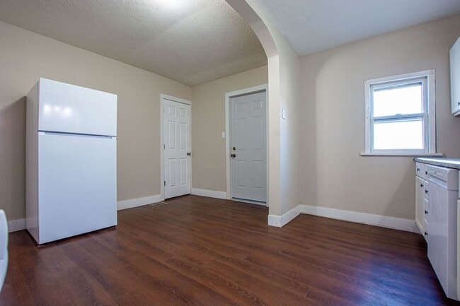 Building Photo - Spacious and CLEAN 2 Bedroom / 1 Bath Home...