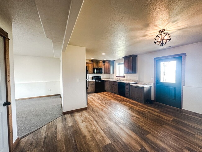 Building Photo - 3 Bedroom, 1 Bathroom Lower Level Duplex