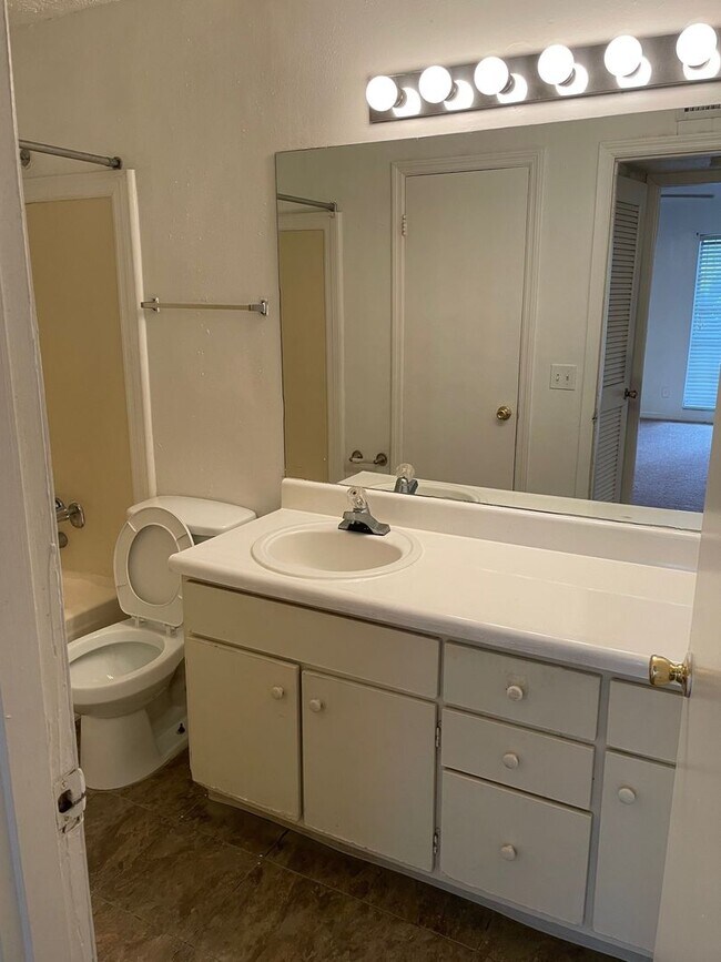 Building Photo - Ground floor One bedroom condo