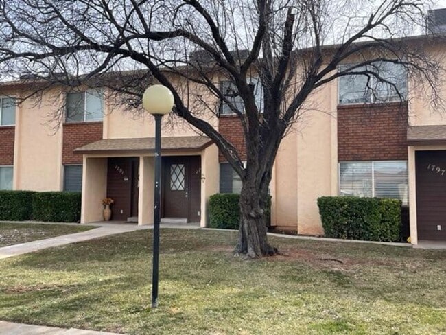 Building Photo - Beautifully Updated 2 Bed Townhome with Pool Access