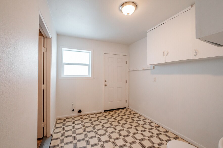laundry room+ .5 bathroom - 14607 Dominic Rd NE