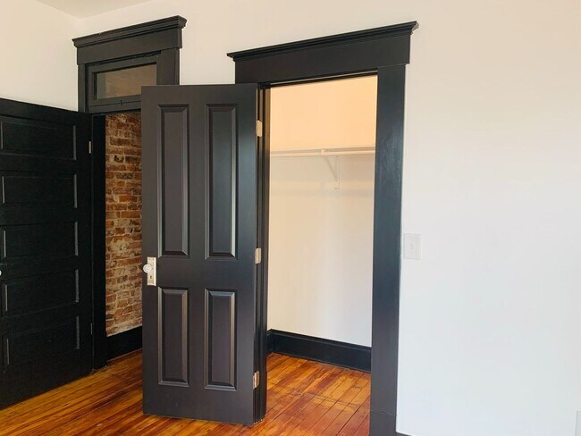 Building Photo - 3 Bedroom 2.5 Bath Just Steps from Franklin Park!!