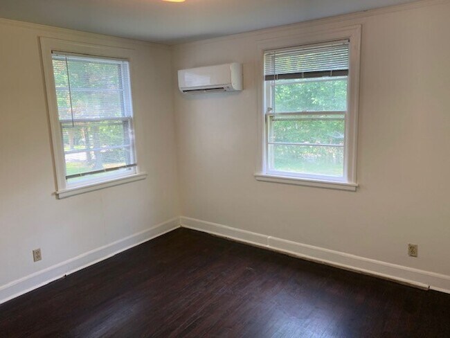 Building Photo - Charming 2 Bedroom Cottage in Green hills