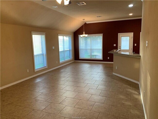 Building Photo - Beautifully 4 bedroom, 3 bathroom house wi...
